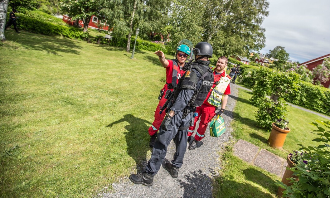 VIL VIDERE: Helsepersonell ønsker å rykke frem, men trenger «go» fra politiet før de får lov. VIL VIDERE: Helsepersonell ønsker å rykke frem, men trenger «go» fra politiet før de får lov.