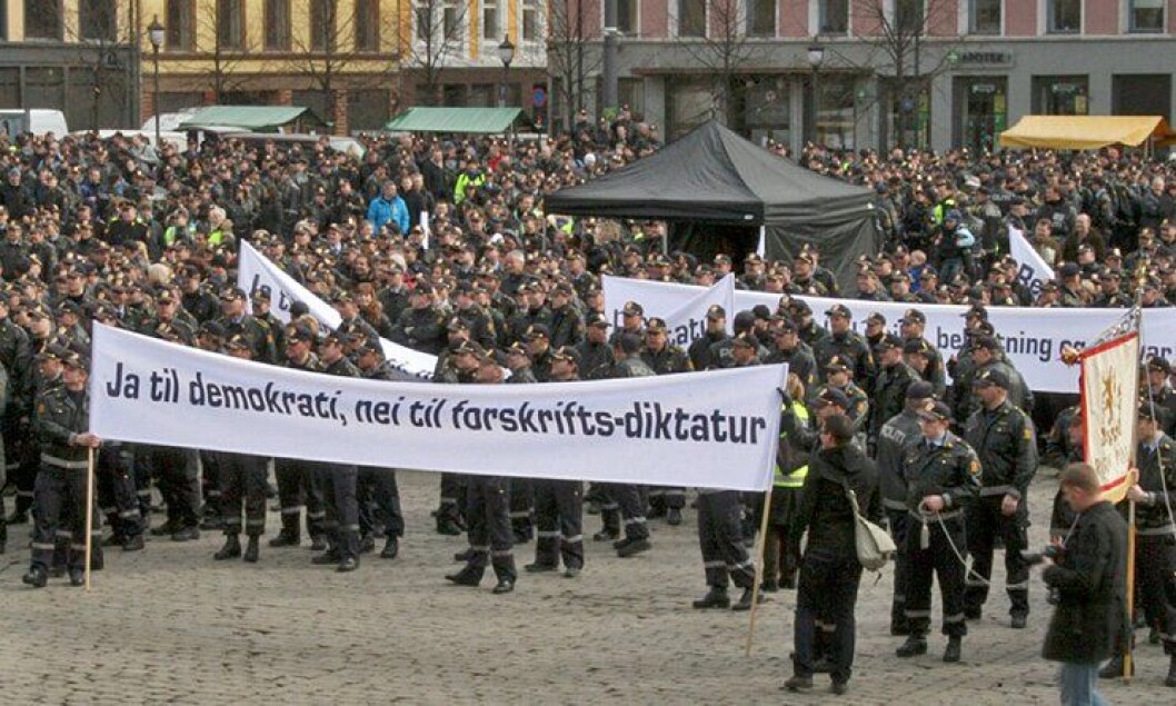 Polititjenestemenn demonstrerer under politikonflikten i 2009. Polititjenestemenn demonstrerer under politikonflikten i 2009.