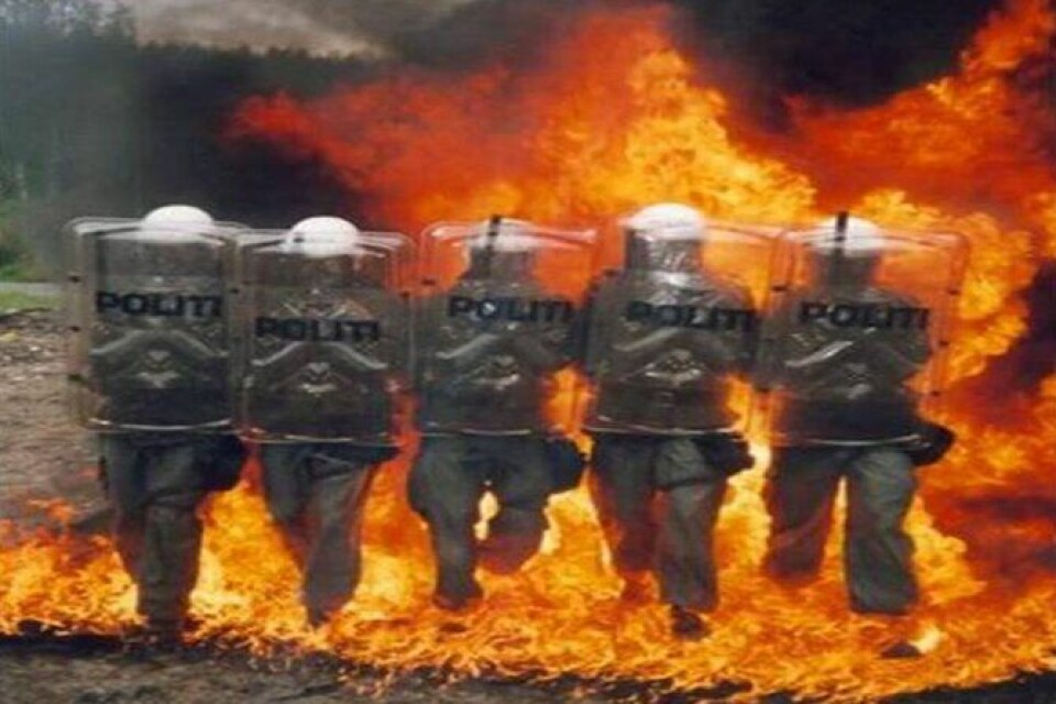 Politimannskaper øver på å gå gjennom en Molotov cocktail-eksplosjon.