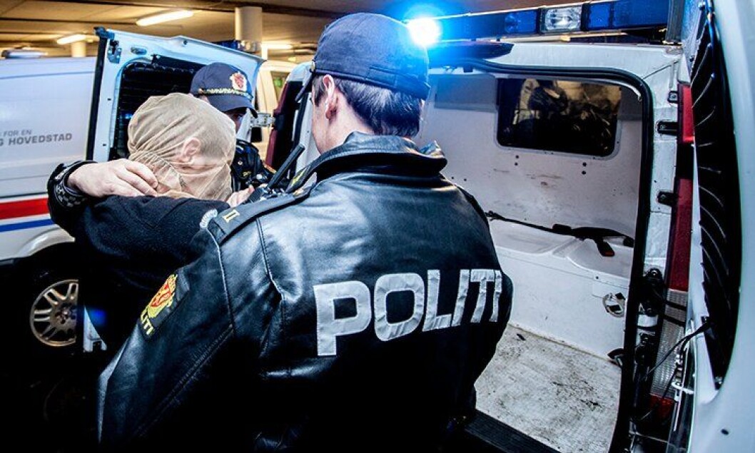 Politiets nye spytthette skal forhindre polititjenestemenn fra å bli spyttet på. Politiets nye spytthette skal forhindre polititjenestemenn fra å bli spyttet på.