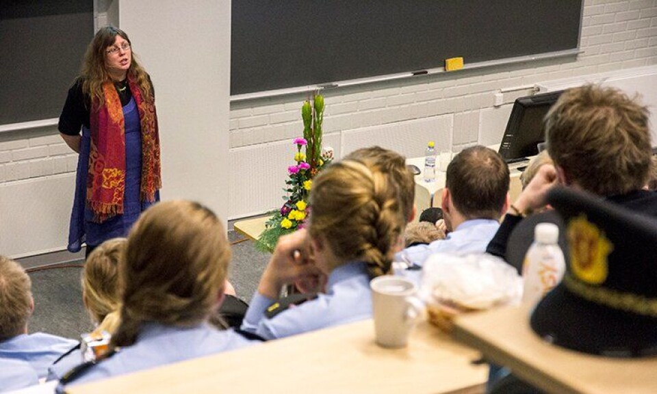 Arnhild Lauveng holder foredrag for politistudenter i Bodø, om hvordan de bør forholde seg til mennesker i psykose.