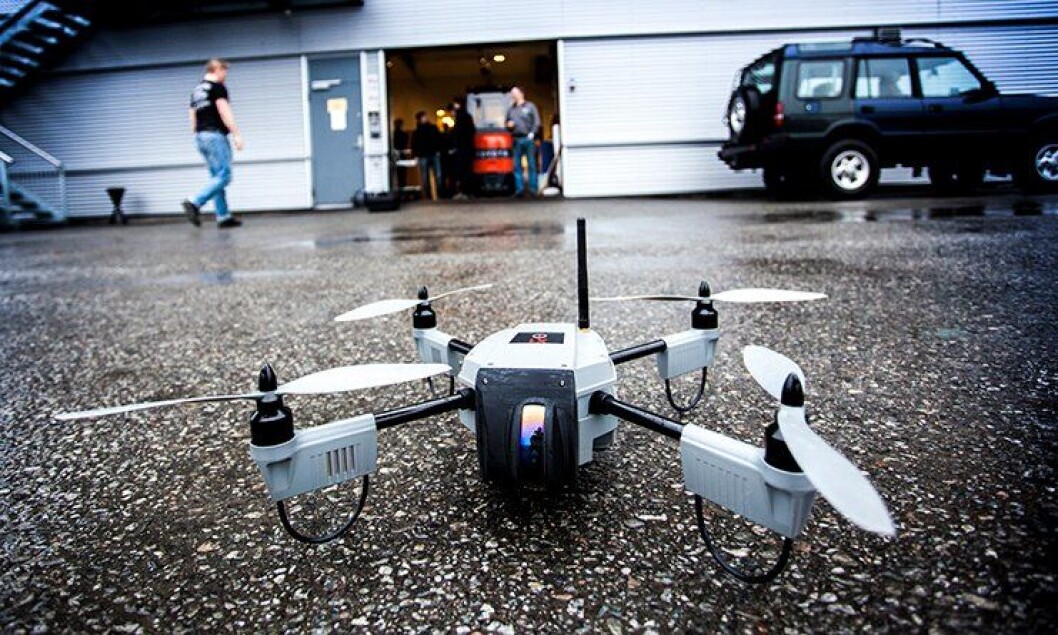 Dronen «Huginn X1» kan fly i 25 minutter og overføre live video fra inntil to kilometer unna. Dronen «Huginn X1» kan fly i 25 minutter og overføre live video fra inntil to kilometer unna.