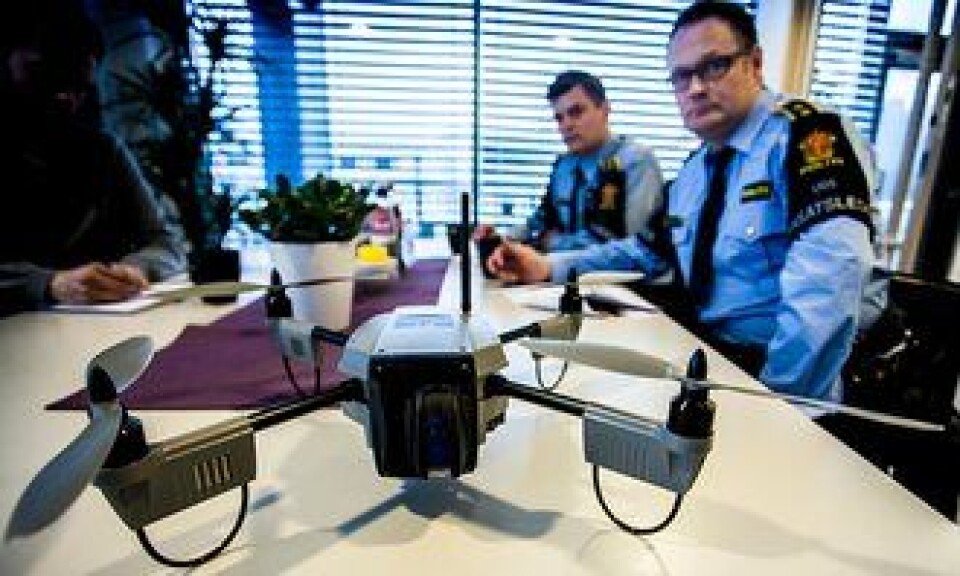 Politioverbetjentene Roy Bjelland og Ronny Samuelsen fra Follo politidistrikt ser stor nytteverdi av droner i politiets arbeid.