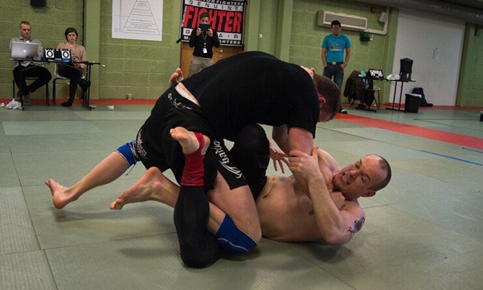 Politibetjent Stein Vidar Stordalen (i bar overkropp) under grappling-turneringen på Politihøgskolen våren 2013.