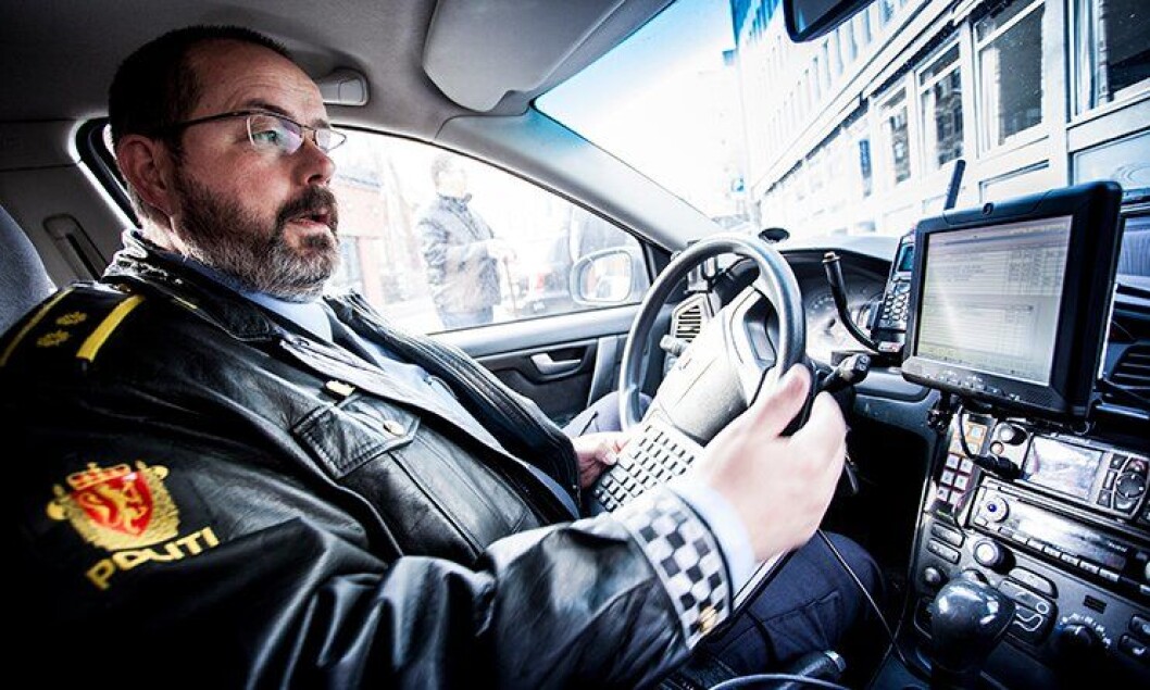 Politioverbetjent Arne Mjøen har tilgang til alle politiets systemer fra en berøringsskjerm på dashbordet. Politioverbetjent Arne Mjøen har tilgang til alle politiets systemer fra en berøringsskjerm på dashbordet.