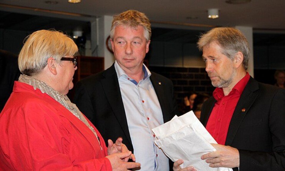 Arne Johannessen, forhandlingsleder for Unio stat (til høyre), overleverer et felles krav fra Unio stat, LO stat og YS stat.
