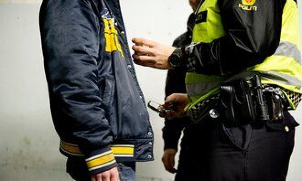 Politiet ransaker en person.
