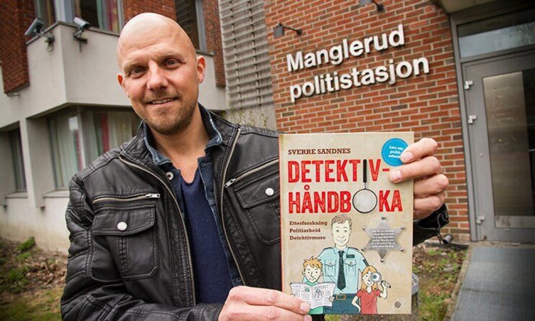 Politiførstebetjent Sverre Sandnes med barneboken sin «Detektivhåndboken». Politiførstebetjent Sverre Sandnes med barneboken sin «Detektivhåndboken».