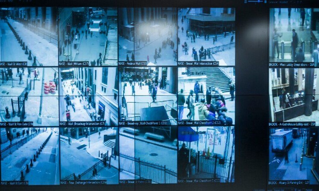 På en enorm videoskjerm har politiet i New York full oversikt over 4000 overvåkningskameraer. På en enorm videoskjerm har politiet i New York full oversikt over 4000 overvåkningskameraer.