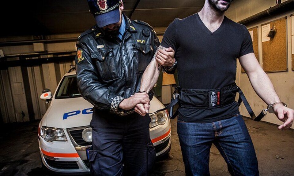 Politiets nye ledsagerbelte gir fanger frihet hvis de oppfører seg pent, men friheten innskrenkes raskt ved å trekke i et håndtak - dersom skurkene skulle bli umedgjørlige.