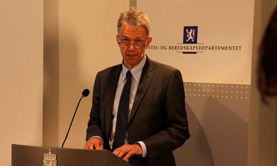 Arne Røksund under presentasjonen av politianalysen. Arne Røksund under presentasjonen av politianalysen.