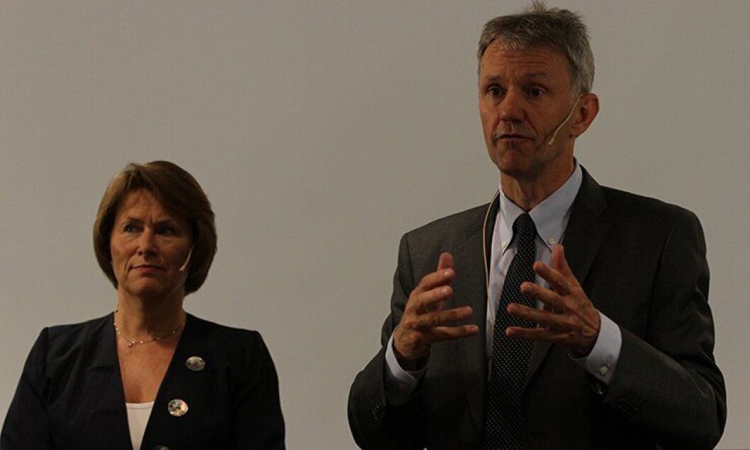 Justisminister Grete Faremo og departementsråd Arne Røksund under presentasjonen av politianalysen. Justisminister Grete Faremo og departementsråd Arne Røksund under presentasjonen av politianalysen.