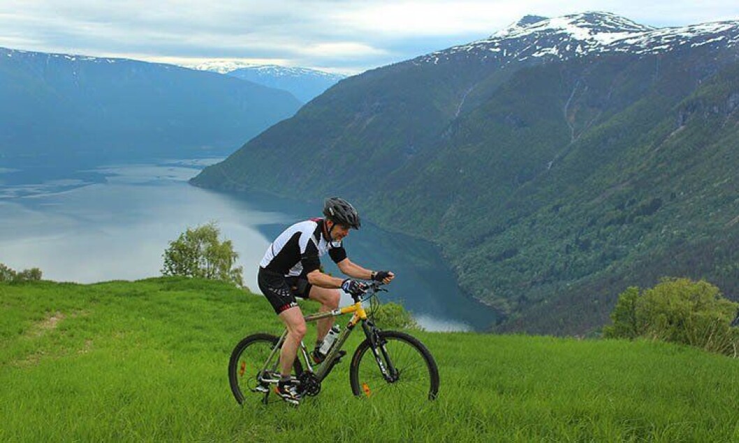 Arne Johannessen sykler i naturen rundt Hafslo. Arne Johannessen sykler i naturen rundt Hafslo.