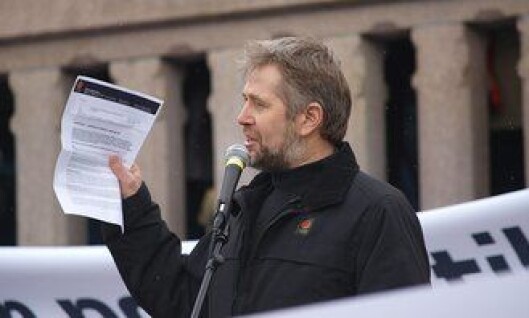 Arne Johannessen foran Stortinget under politikonflikten i 2009. Arne Johannessen foran Stortinget under politikonflikten i 2009.