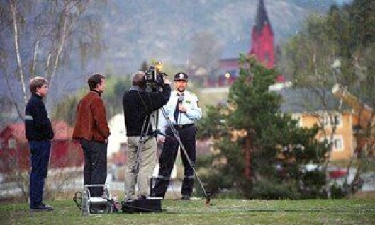 Arne Johannessen som lensmann i Sogndal, intervjues etter drapet på Arve Beheim Karlsen. Arne Johannessen som lensmann i Sogndal, intervjues etter drapet på Arve Beheim Karlsen.