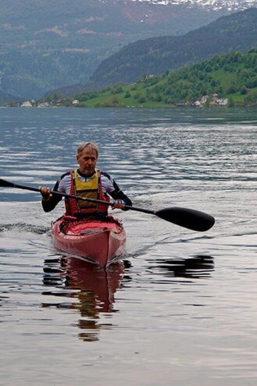 Arne Johannessen padler på Hafslovannet. Arne Johannessen padler på Hafslovannet.
