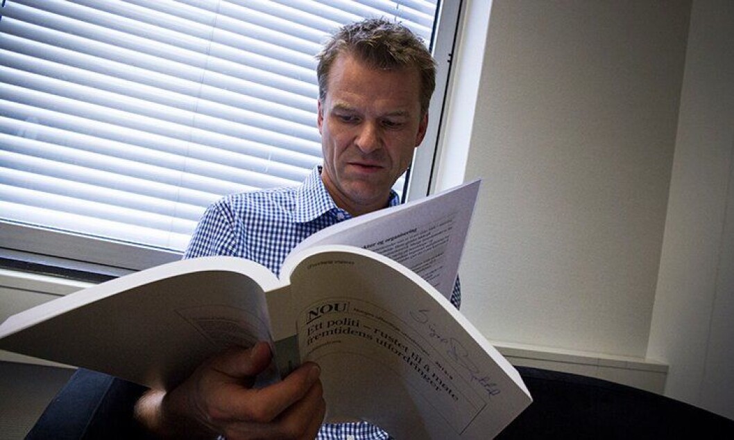 Sigve Bolstad leser politianalysen. Sigve Bolstad leser politianalysen.