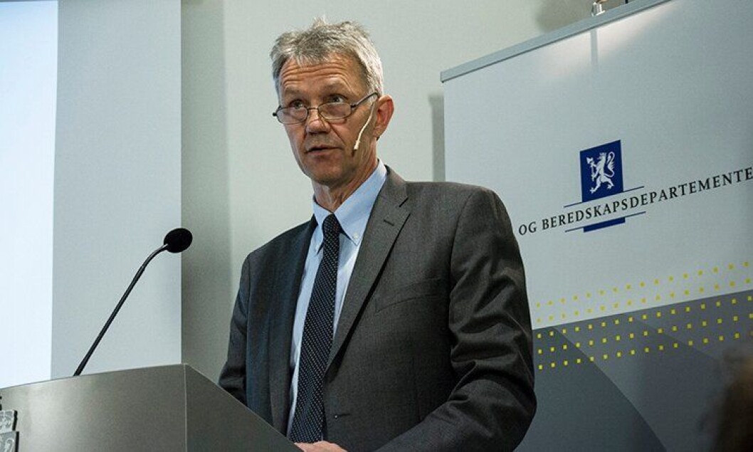 Arne Røksund under framleggelsen av politianalysen. Arne Røksund under framleggelsen av politianalysen.