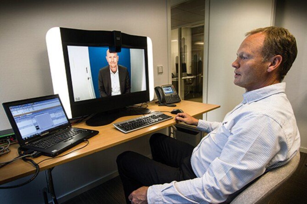 Knut Ødegård hos Cisco, ved kundesenterdelen av deres «Gpod», som lanseres som et mulig, framtidig «fjernlensmannskontor». Knut Ødegård hos Cisco, ved kundesenterdelen av deres «Gpod», som lanseres som et mulig, framtidig «fjernlensmannskontor».