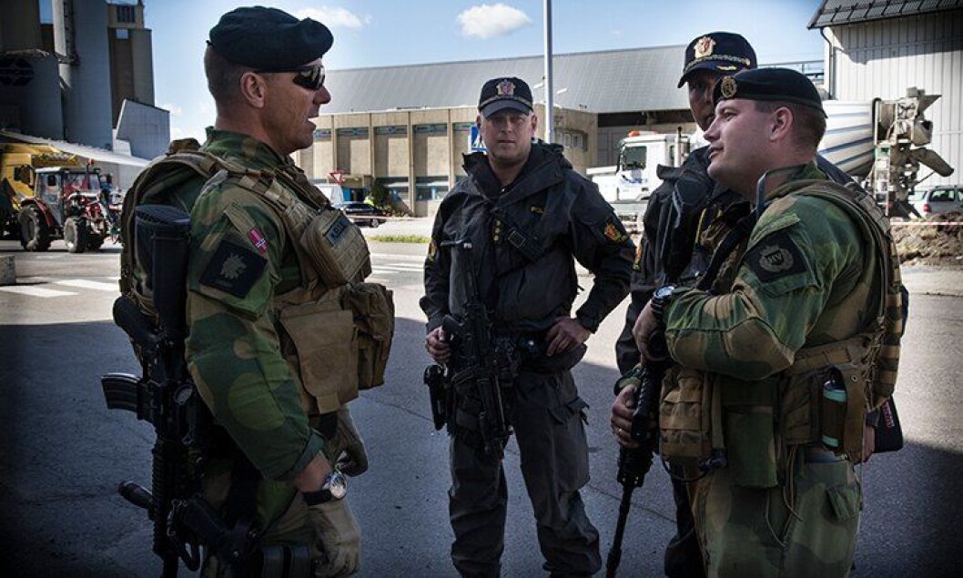Major Øystein Mjelle i Forsvaret (til venstre) og objektsleder i UEH, Brian Skotnes (delvis skjult). Major Øystein Mjelle i Forsvaret (til venstre) og objektsleder i UEH, Brian Skotnes (delvis skjult).
