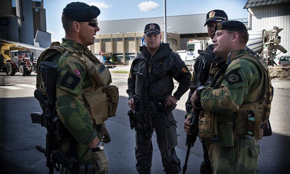 Major Øystein Mjelle i Forsvaret (til venstre) og objektsleder i UEH, Brian Skotnes (delvis skjult). Major Øystein Mjelle i Forsvaret (til venstre) og objektsleder i UEH, Brian Skotnes (delvis skjult).