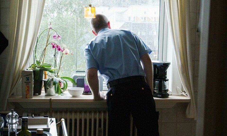 Åsmund Ebbestad ser spent ut av vinduet. Det er en halvtime igjen til homoparaden skal starte, og han skal stille opp i uniform for første gang.