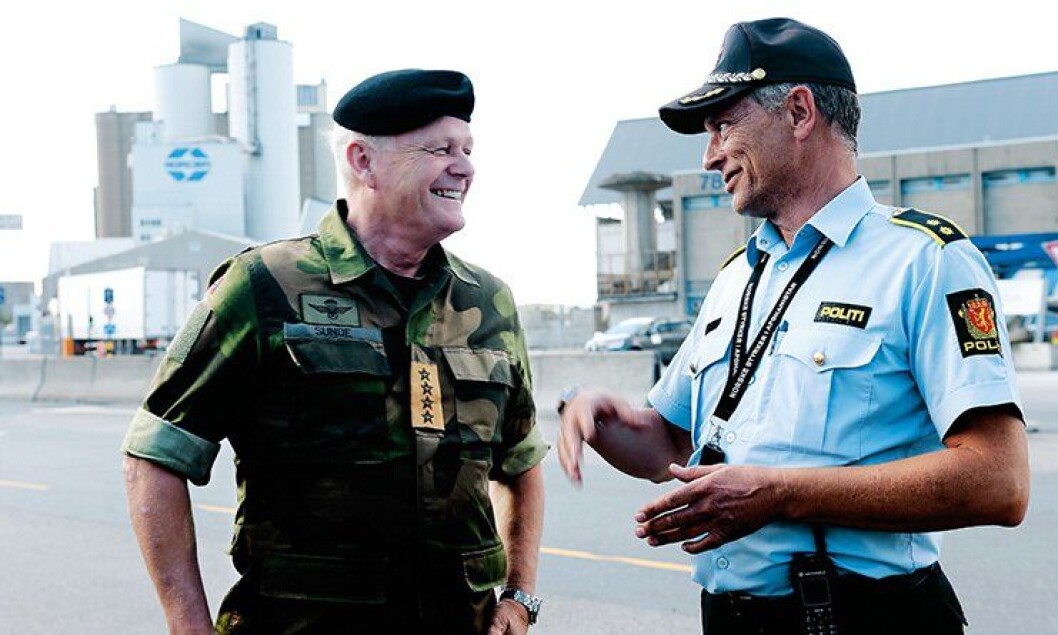 Forsvarssjef general Harald Sunde og UEH-leder Tom Henriksen på Sjursøya. Forsvarssjef general Harald Sunde og UEH-leder Tom Henriksen på Sjursøya.