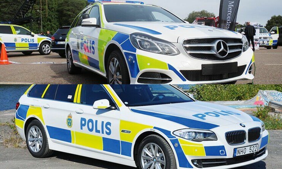 Mercedes E250 og BMW 525 X-drive er på full fart inn i svensk politi.