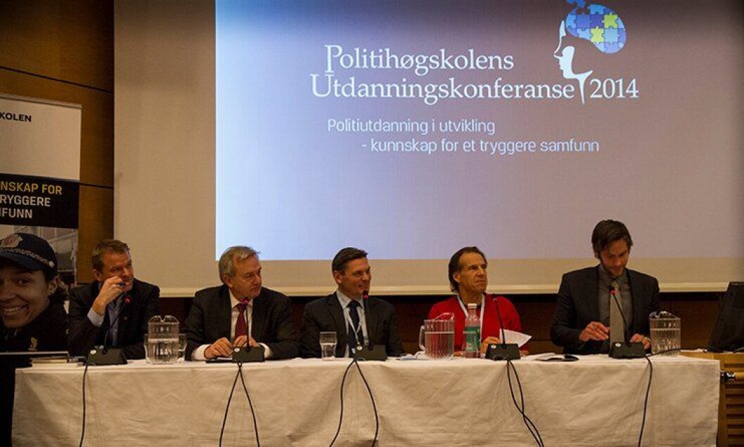 PF-leder Sigve Bolstad, riksadvokat Tor-Aksel Busch, avdelingsdirektør Knut Smedsrud i POD, Jan Bøhler (Ap) og statssekretær Vidar Brein-Karlsen (Frp) under paneldebatten på Politihøgskolens Utdanningskonferanse 2014. PF-leder Sigve Bolstad, riksadvokat Tor-Aksel Busch, avdelingsdirektør Knut Smedsrud i POD, Jan Bøhler (Ap) og statssekretær Vidar Brein-Karlsen (Frp) under paneldebatten på Politihøgskolens Utdanningskonferanse 2014.