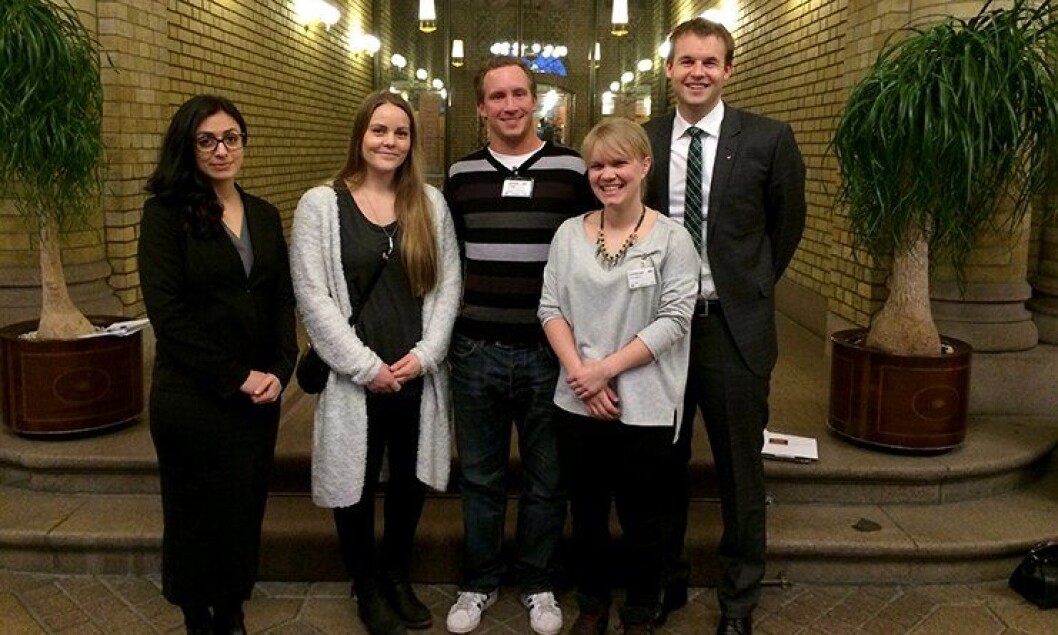 Hadia Tajik (Ap) og Kjell Ingolf Ropstad (KrF) fra justiskomiteen, henholdsvis helt til venstre og helt til høyre, møtte representanter fra Politiets Fellesforbunds studentforening. Hadia Tajik (Ap) og Kjell Ingolf Ropstad (KrF) fra justiskomiteen, henholdsvis helt til venstre og helt til høyre, møtte representanter fra Politiets Fellesforbunds studentforening.