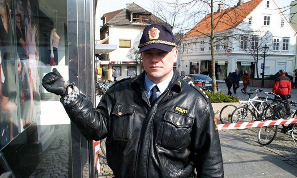 Politibetjent Erik Håland ved hushjørnet hvor han sto under Nokas-ranet. Han var utrolig heldig – glassrutene var satt opp for en tidligere leietaker: Norges Bank. Politimannen berget livet.
