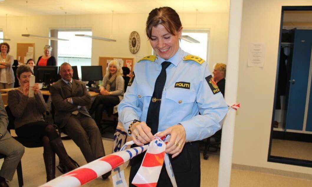 Politimester Ellen Katrine Hætta åpner båndet og kontoret for politiattester i Vardø Politimester Ellen Katrine Hætta åpner båndet og kontoret for politiattester i Vardø