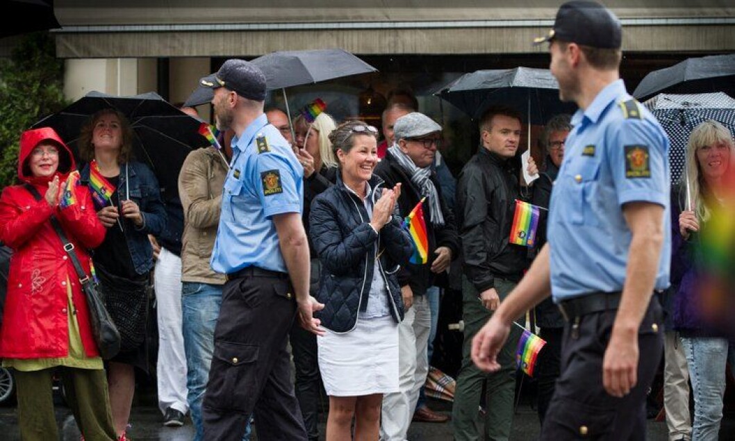 Jubel og applaus: Politifolkene som deltok under homoparaden i Oslo 2013, ble tatt godt imot. Jubel og applaus: Politifolkene som deltok under homoparaden i Oslo 2013, ble tatt godt imot.