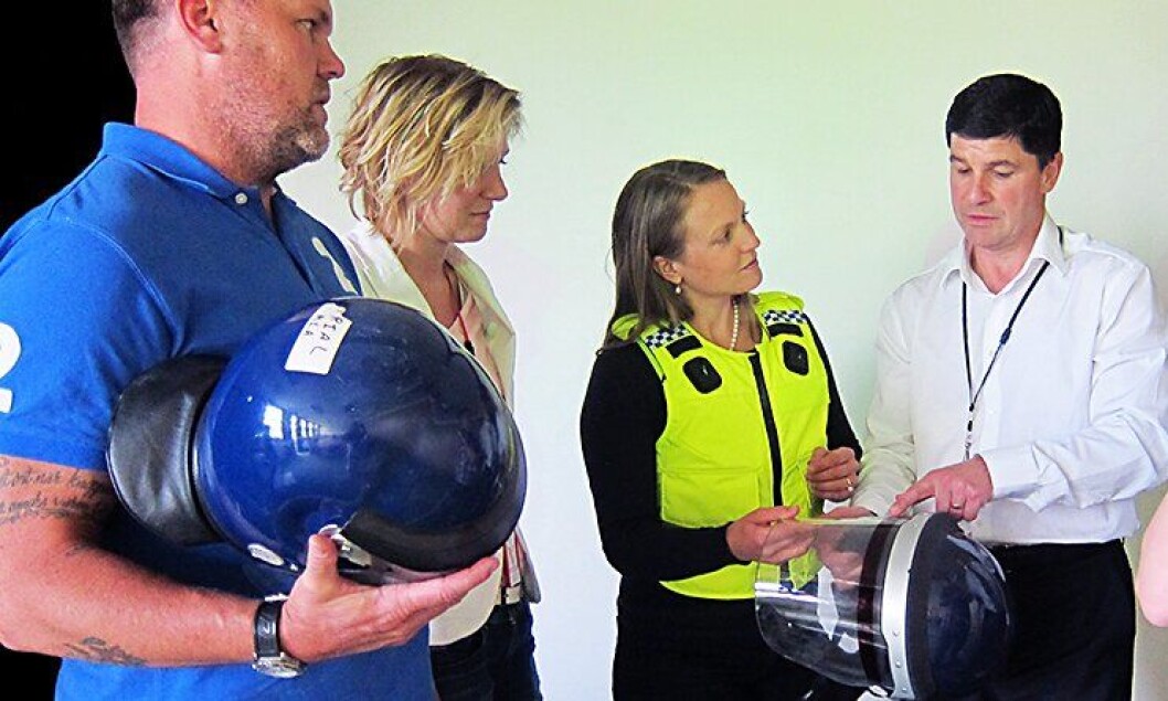 Erfaringene med en «high visibility» vernevest og hjelm til massetjeneste i Storbritannia diskuteres i inernasjonalt fora. Her ved Magnus Wass fra Rikspolisstyrelsen i Sverige, Marloes Siewes fra VTSPN ved politiet i Nederland, Inger Marie Pedersen fra Politiets Fellestjenester og Andy Mellows fra CAST under Home Office i Storbritannia. Erfaringene med en «high visibility» vernevest og hjelm til massetjeneste i Storbritannia diskuteres i inernasjonalt fora. Her ved Magnus Wass fra Rikspolisstyrelsen i Sverige, Marloes Siewes fra VTSPN ved politiet i Nederland, Inger Marie Pedersen fra Politiets Fellestjenester og Andy Mellows fra CAST under Home Office i Storbritannia.