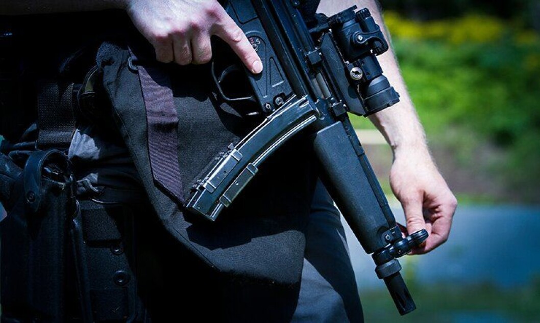 Bevæpnet politi voktet grenseoverganger og offentlige steder under terrortrusselen. Bevæpnet politi voktet grenseoverganger og offentlige steder under terrortrusselen.