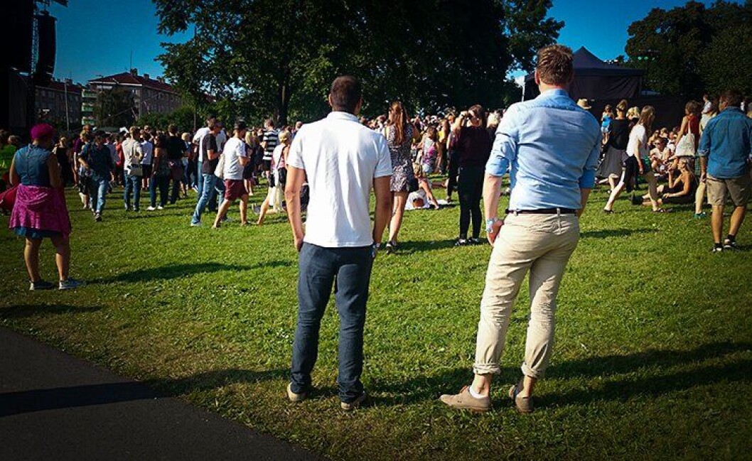 De to politimennene er umulige å skille fra publikum når de leter etter lommetyver på Øyafestivalen i Oslo. De to politimennene er umulige å skille fra publikum når de leter etter lommetyver på Øyafestivalen i Oslo.