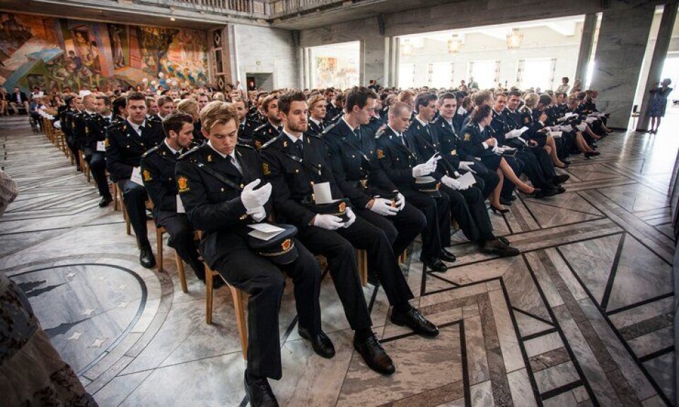 PÅ VENT: Dersom regjeringen får gjennomslag for kutt på nyansettelser i 2018, kan det ta langt tid før 2018-kullet får en politijobb. Hermansen i POD sier han forstår frustrasjonen. PÅ VENT: Dersom regjeringen får gjennomslag for kutt på nyansettelser i 2018, kan det ta langt tid før 2018-kullet får en politijobb. Hermansen i POD sier han forstår frustrasjonen.