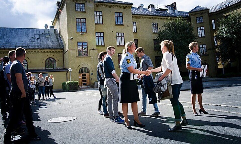 Studenter ved Politihøgskolen ønskes velkommen av lærerne.