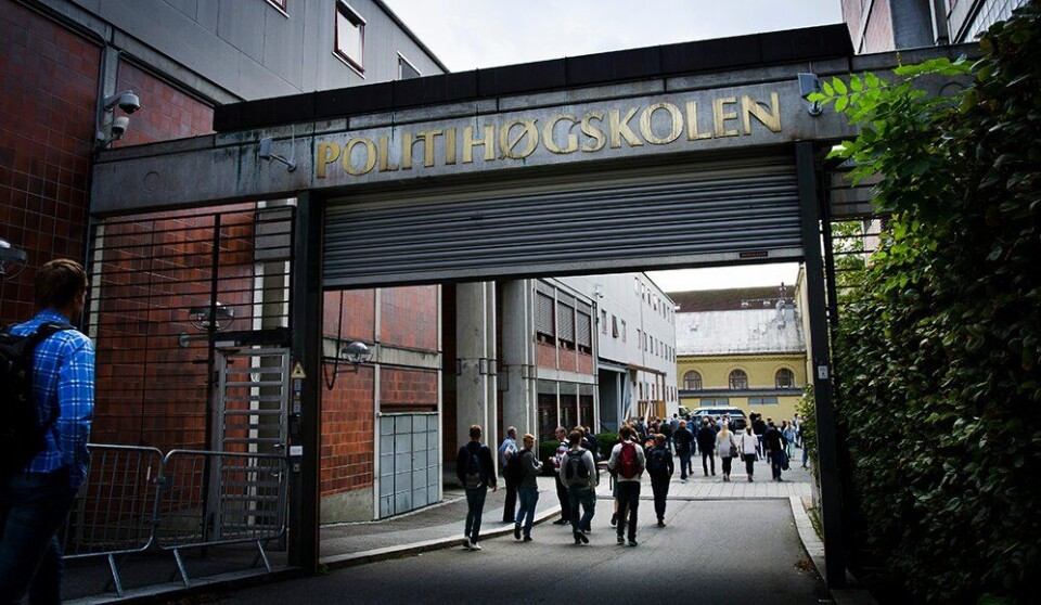 Politihøgskolen tilbyr utdanning til alle som skal utøve politimyndighet. Politihøgskolen tilbyr utdanning til alle som skal utøve politimyndighet.