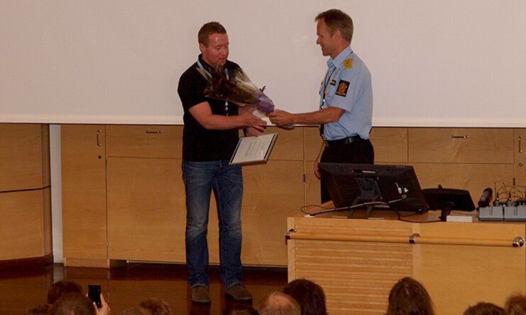 Steinar Vee Henriksen mottar prisen av PHS-rektor Håkon Skulstad. Steinar Vee Henriksen mottar prisen av PHS-rektor Håkon Skulstad.