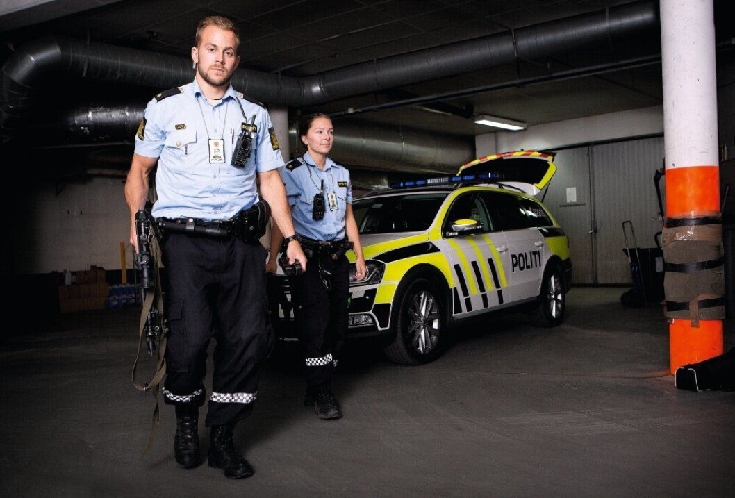 Med politiskilt rundt halsen, politimyndighet i ryggen og politiutstyr i beltet, er Sindre klar for arbeidslivet. - Det er nå det begynner, sier han. Med politiskilt rundt halsen, politimyndighet i ryggen og politiutstyr i beltet, er Sindre klar for arbeidslivet. - Det er nå det begynner, sier han.