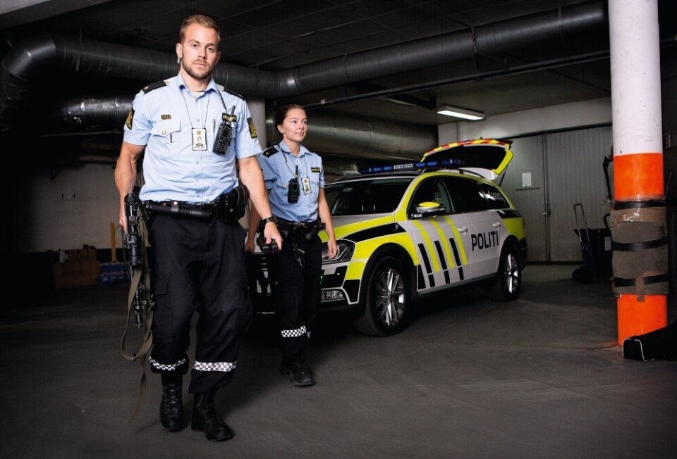 Med politiskilt rundt halsen, politimyndighet i ryggen og politiutstyr i beltet, er Sindre klar for arbeidslivet. - Det er nå det begynner, sier han. Med politiskilt rundt halsen, politimyndighet i ryggen og politiutstyr i beltet, er Sindre klar for arbeidslivet. - Det er nå det begynner, sier han.