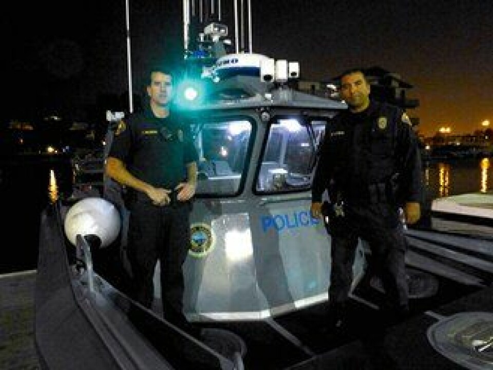 Politibetjentene Travis Mullenberg og Dan Covarubias er klar for nattsett på vannet.