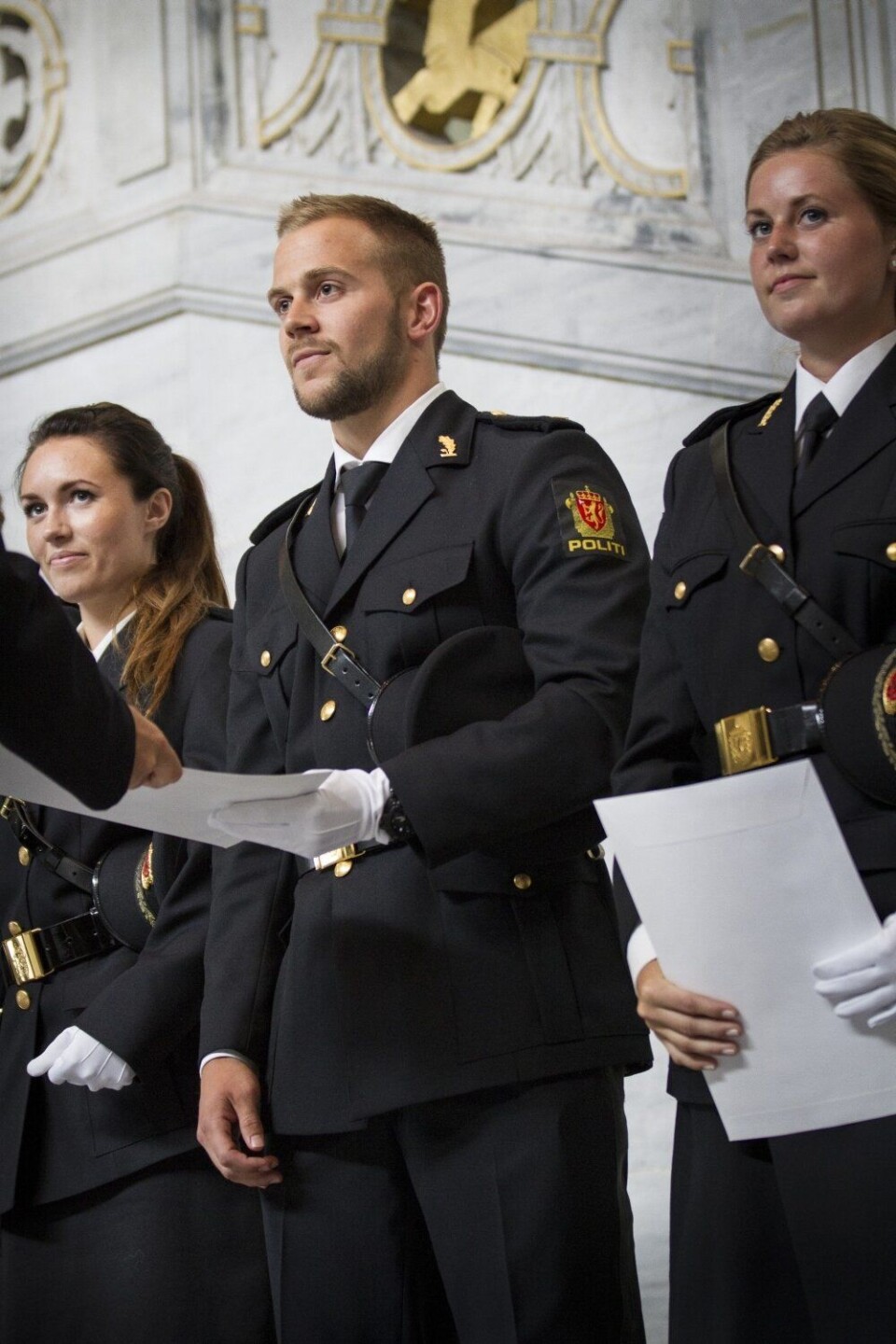 Helt ferdig utdannet - med beviset i hånda. Helt ferdig utdannet - med beviset i hånda.