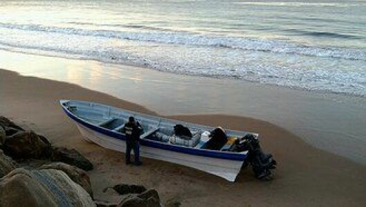 En smuglerbåt er kjørt opp på stranda og losset for narkotika eller menneskelast.