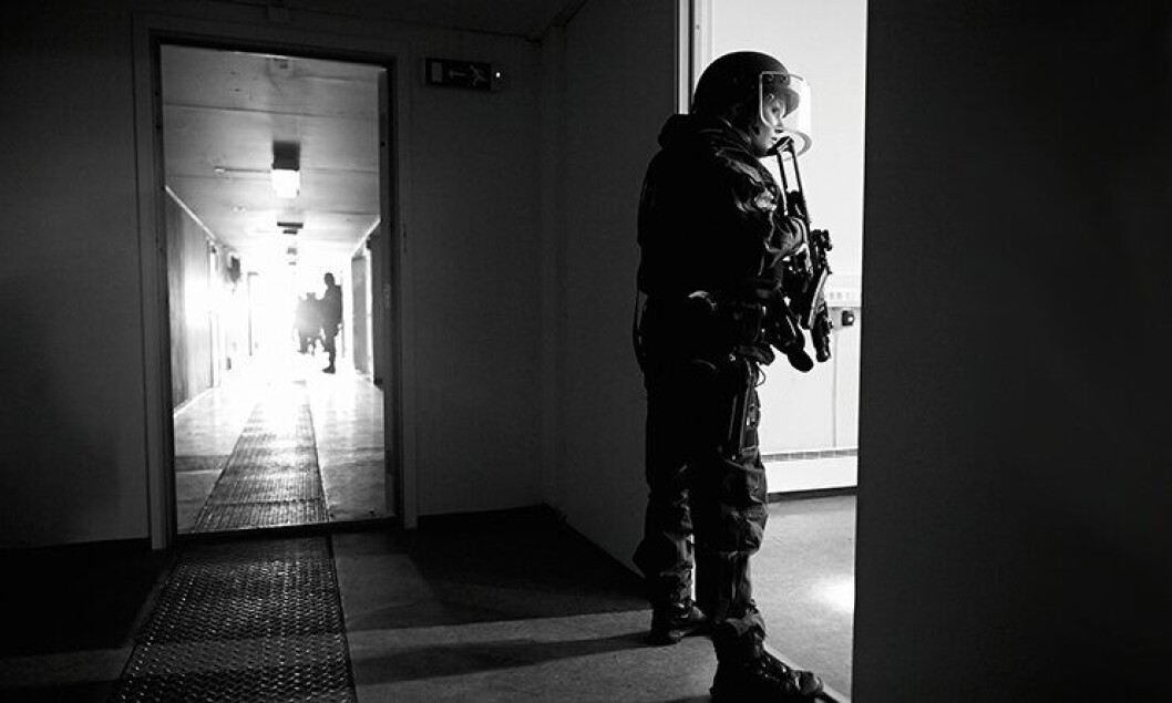 Politiet og de andre nødetatene får nye retningslinjer for å håndtere situasjoner med pågående livstruende vold. Her fra en samøvelse i Stavanger. Politiet og de andre nødetatene får nye retningslinjer for å håndtere situasjoner med pågående livstruende vold. Her fra en samøvelse i Stavanger.