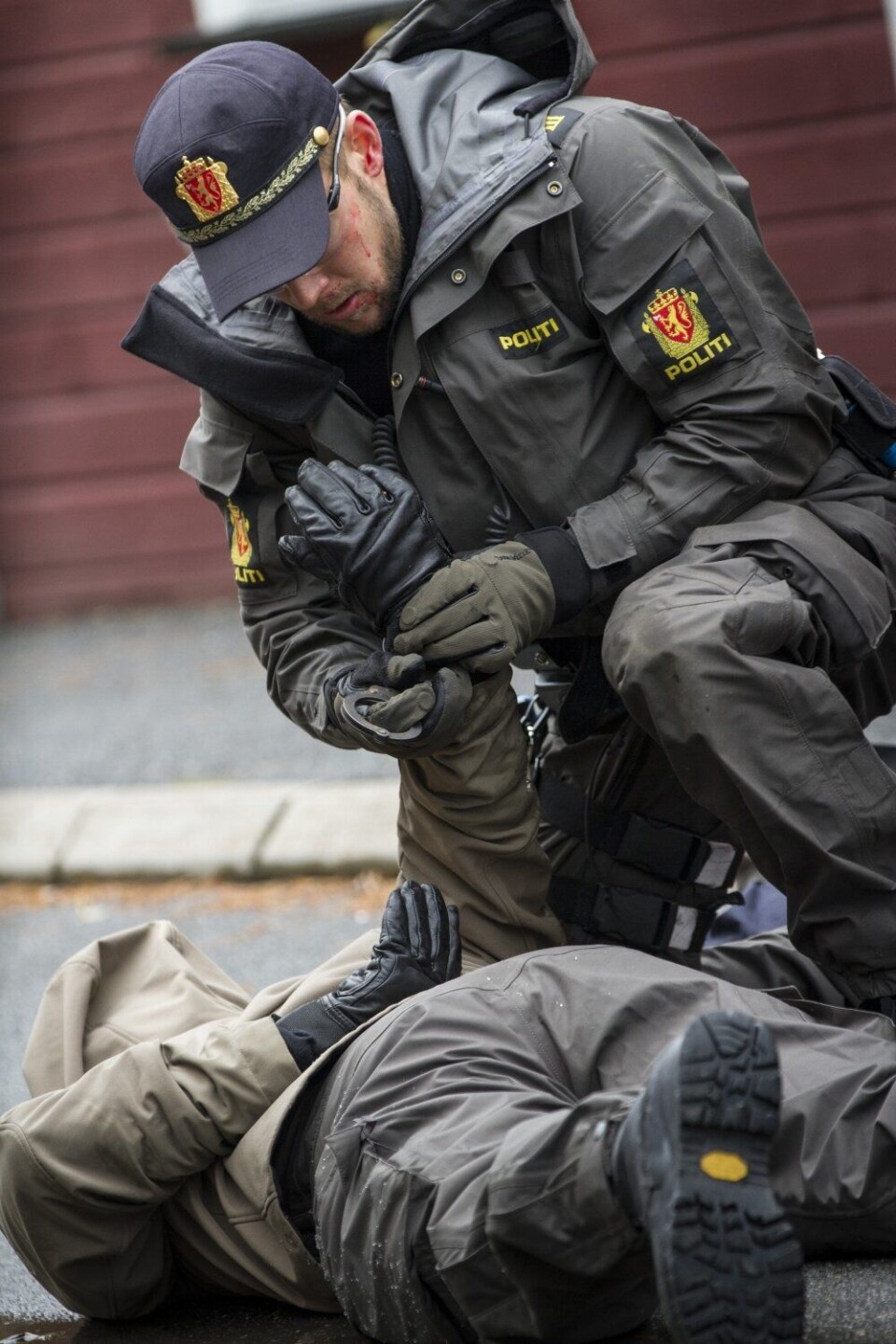 Sindre har lagt gjerningsmannen i bakken, og har kontroll. Sindre har lagt gjerningsmannen i bakken, og har kontroll.