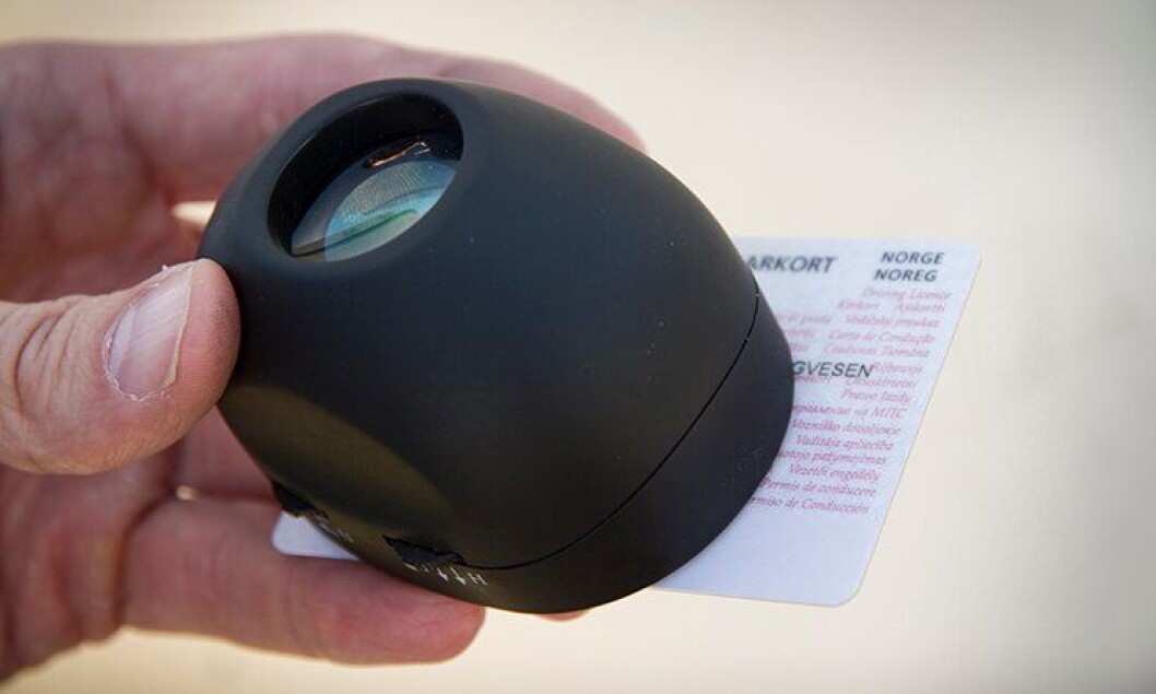 Denne UV-lampen gjør det mulig å avsløre falske førerkort på en enkel måte. Denne UV-lampen gjør det mulig å avsløre falske førerkort på en enkel måte.