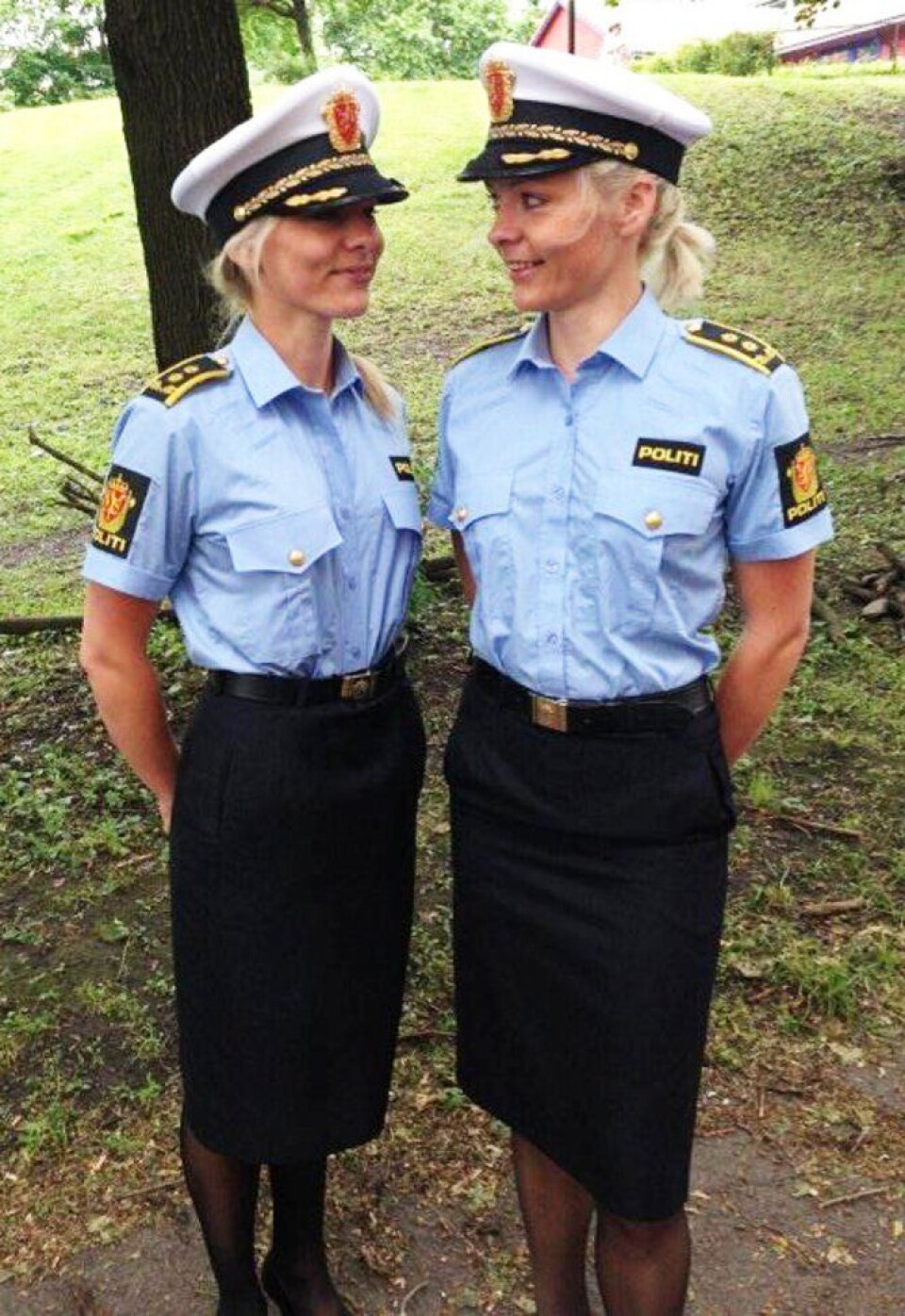 Edith (til venstre) og Camilla gikk først bak parolen til politiet under homoparaden i Oslo i sommer.