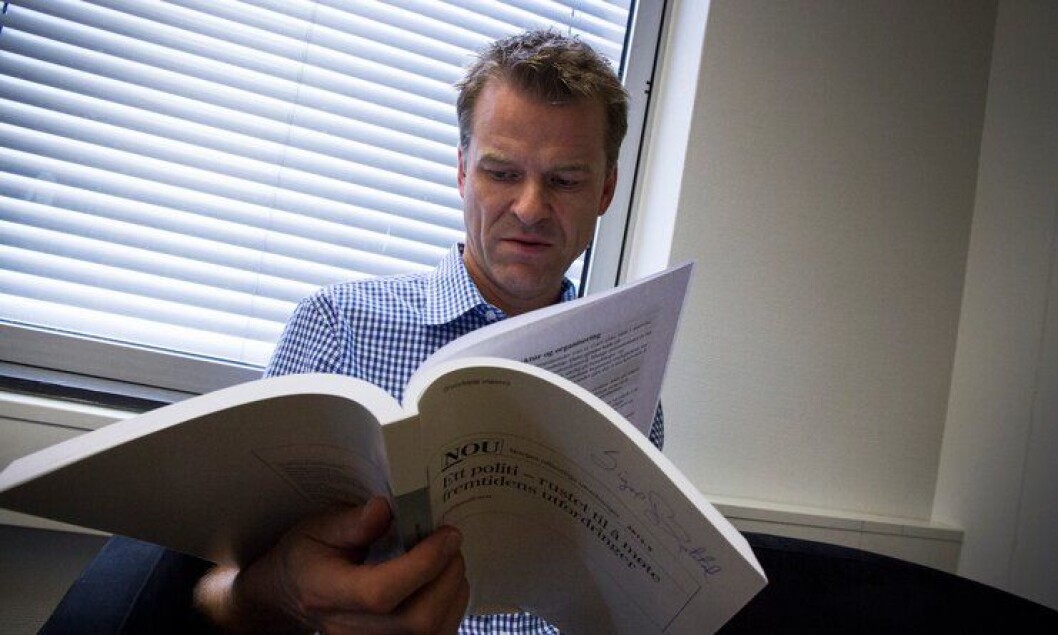 PF-leder Sigve Bolstad blar gjerne selv i Politianalysen, men tror den foreløpig er for vid og lite konkret til å fange den store interessen blant medlemmene. PF-leder Sigve Bolstad blar gjerne selv i Politianalysen, men tror den foreløpig er for vid og lite konkret til å fange den store interessen blant medlemmene.